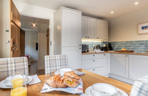 Woodstock Cottage | Dog friendly cottage with hot tub - King's Cottage