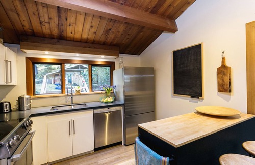 Bowen Island House | Dog-Friendly Family Getaway on Bowen