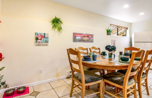 Stanwood Apartment | Dog-friendly ground-floor home with spacious patio, gas firepit and grill