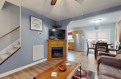Andersonville House | Dog-friendly home w/free attraction tickets, a large deck, & private parking
