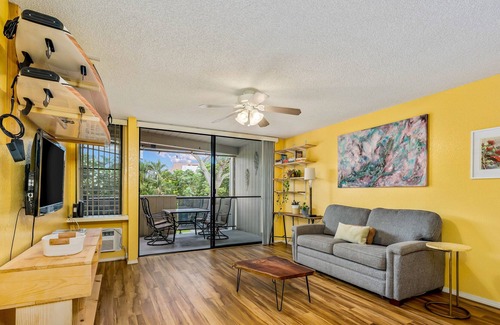 Historic Kailua Village Condo | Dog-friendly island gem with balcony, shared pool/hot tub, & beach access nearby