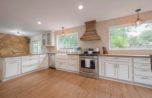 Grogan's Mill House | Dog Friendly & just one mile to Woodlands Town Center!