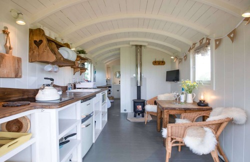 Faringdon Cottage | Dog friendly luxury shepherd's hut for 2 in the Cotswolds - Vespers