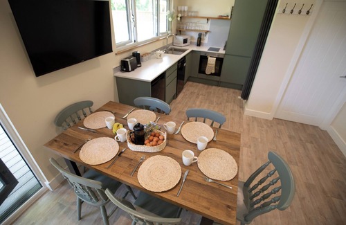Toppesfield Cabin | Dog-Friendly Luxury Lodge: Retreat from City to Country Bliss with Hot Tub