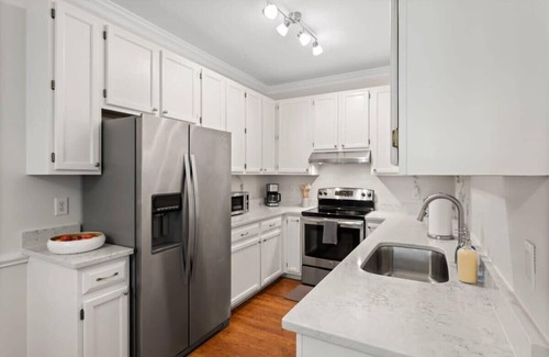 Cary House | Dog Friendly|Pool|King Bed|EV Charger|Townhome