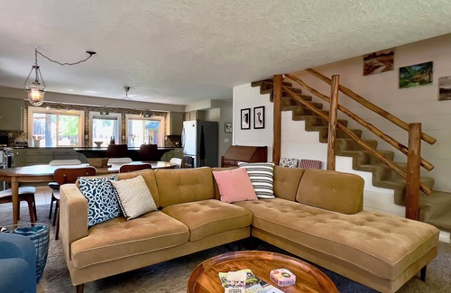 Sisters Cabin | Dog-Friendly Retreat w/Hot Tub & Forest Access