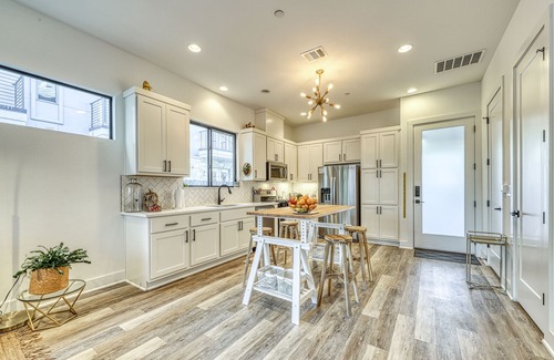 Highland Condo | Dog-friendly, two story condo w/deck and outdoor dining area -near downtown
