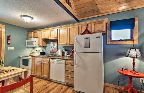 Weaverville Cabin | Dog-Friendly Weaverville Cabin Hot Tub & Fireplace