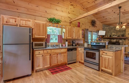 Morganton Cabin | Dogwood Cabin | Hot Tub | Outdoor Fireplace | Grill