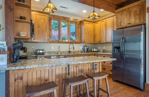 Cheshire House | Dogwood Treehouse | Luxury Living with Patio, Hot Tub & Gas Grill! - 2 Bedroom, 2 Bathroom