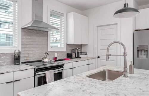 Katie Hill Neighborhood House | Dolly's & Jolene's Place-2 Townhomes-Hot Tub!