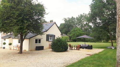 Brion House | Domaine Chateau La Mothaye-self catering gites- shared pool- Loire valley