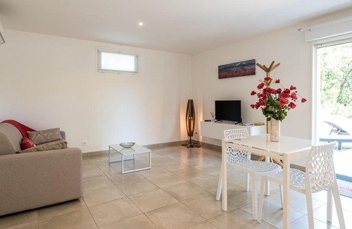 Saint-Genis Apartment | Domaine Pedra Llampada Gîte Cerise