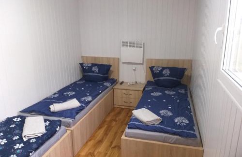 Grodzisk Mazowiecki Apartment | Domek - 2 Sypialnie, Kuchnia, Łazienka - 6 Osobowy N6 - FreezerHause Izdebno- NoclegiGrodziskPL 792-535-535