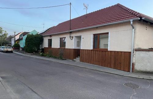 Dobrinsko House | Domek na růžku celá chalupa
