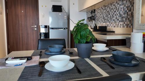 Maribago Apartment | Dominiks Stylish Resort Gem Ocean View Pool Queen Bed at Tambuli 8 Floor Fast Wifi