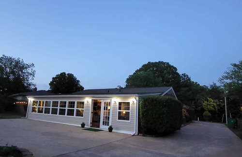 Oakdale Bed & Breakfast | Don Greco ome room for rent with queen size bed