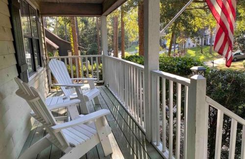 Daphne House | Donna’s Charm: 3 BR/king-suite/pools/golf