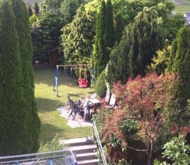 Winningen House | Doppelzimmer mit Terrasse zum Garten, ruhig, Weinbergsblick, zusätzliches Kinderzimmer anbei möglich