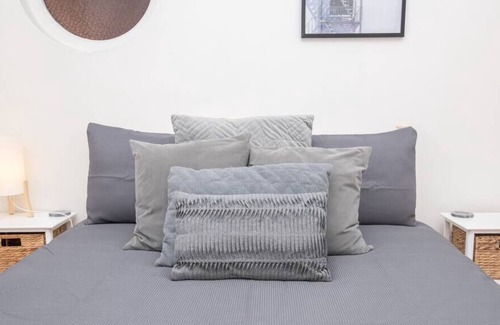 Orange Villa | Dora Cottage - Central, Cosy & Convenient