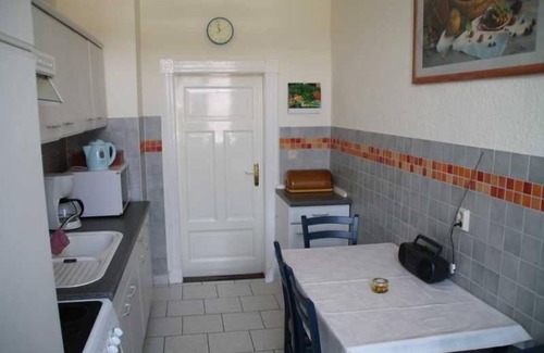 Burg Stargard Cottage | Dormitory Room - Yellow Room - Pension Villa Martha