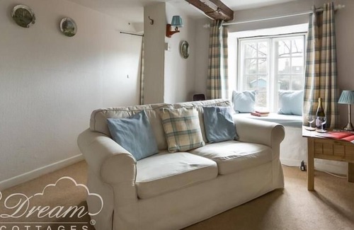 Burton Bradstock Cottage | DORMOUSE COTTAGE, pet friendly, with a garden in Burton Bradstock