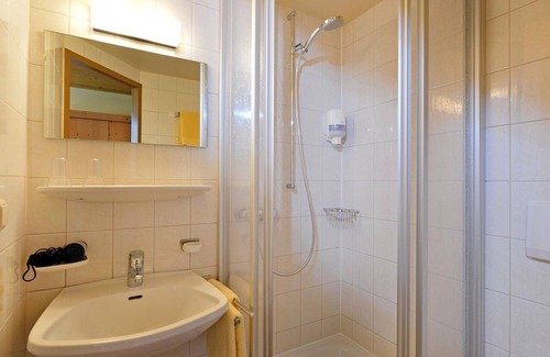 Scheffau am Wilden Kaiser Bed & Breakfast | Double room 7, shower, WC, from 4 nights half board - Berggasthof Bärnstatt