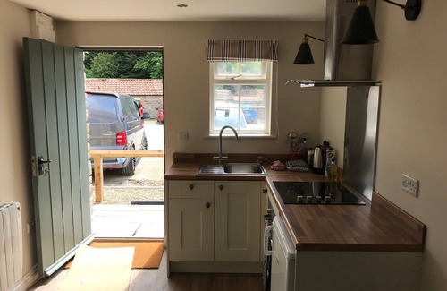 Hutton le Hole Apartment | Double bed ensuite kitchen terrace (dog friendly)