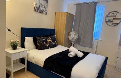 Cradley Apartment | Double bed Studio Fast WiFi,Netflix, No deposit Required