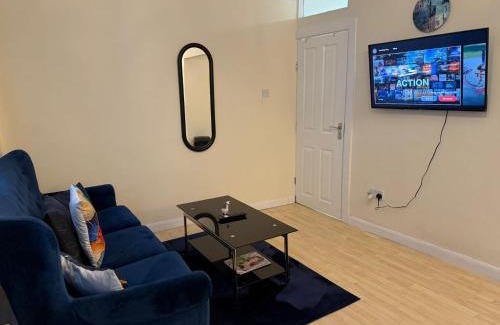 Cradley Apartment | Double bed Studio Fast WiFi,Netflix, No deposit Required