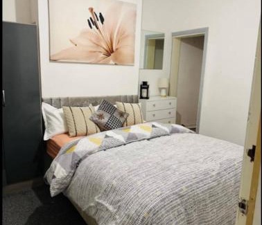 Edwinstowe House | Double Bedroom