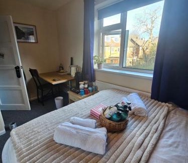 Broadheath House | Double bedroom located close to Manchester Airport