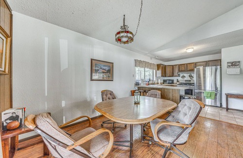 Ruidoso Downs Cabin | 'Double D Cabin' w/Deck, 4 Mi to Grindstone Lake!