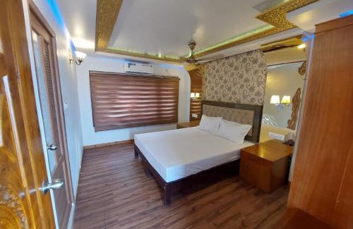 Alappuzha Boat Rental | Double Decker Boathouse