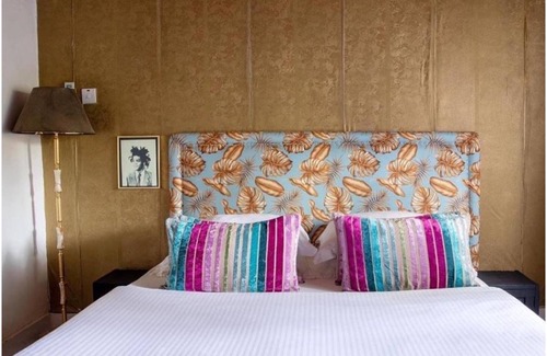 Moshi Bed & Breakfast | Double En-Suite room in Amans Luxury Villa with private pool