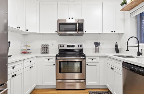 Alamitos Beach Apartment | Double King Suite with Patio Dining and Parking NRP21-00386