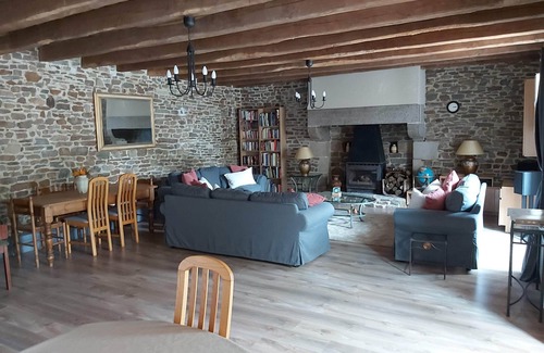Les Champs-Geraux House | Double or Twin-Shared Bathroom-Courtyard view