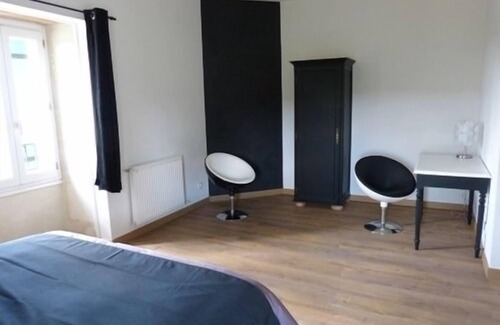 Saint-Thomas-de-Conac House | Double room upstairs with view of the Estuary and the garden