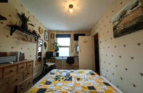 Newhaven Bed & Breakfast | Double Room in Newhaven Town Centre with own TV, cereal breakfast near Trains & Ferry