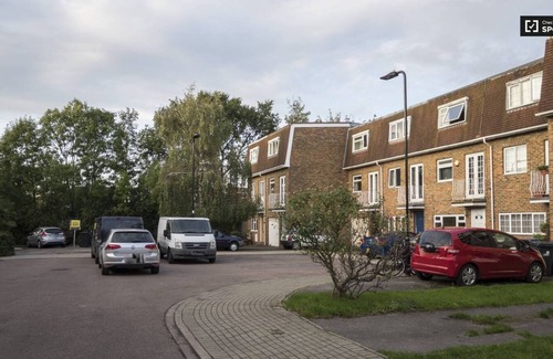 Ealing Common House | Double room in newly renovated house 35 mins to Central London