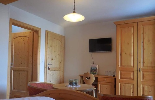 Edlbach Apartment | Double room red with shower, toilet - crunch yard