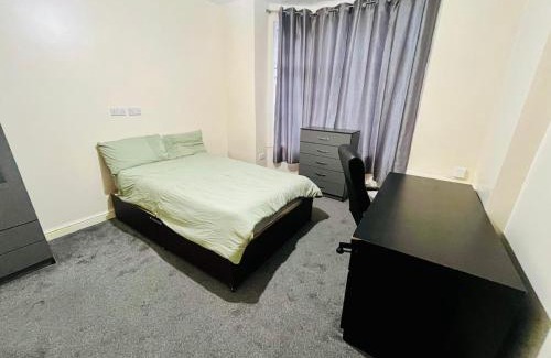Nottingham House | Double room share bathroom