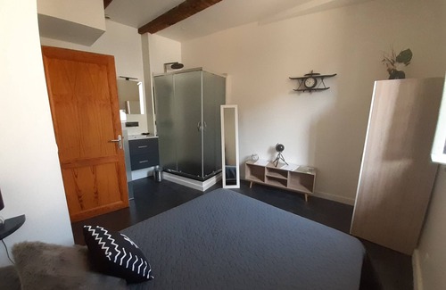 Estaing Bed & Breakfast | Double room-Standard-Wet room-City view-1er étage