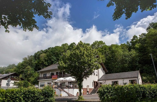 Schonbach Apartment | Double room with balcony on the south side - Landgasthaus Zum Kreuzberg