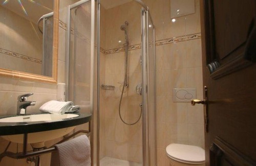 Waidring House | Double room with bath/shower, WC - Hotel-Pension Gschwentner