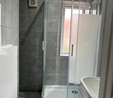 Downham House | Double Room With Free WiFi Keedonwood Road