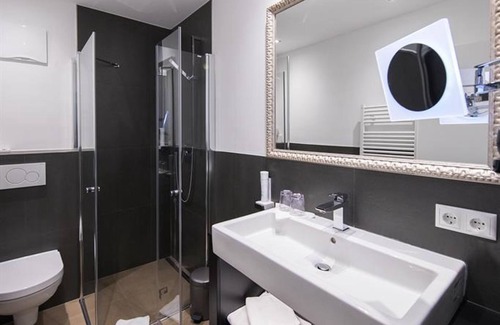 Zell am See House | Double room with shower or bath, WC - Hotel Heitzmann