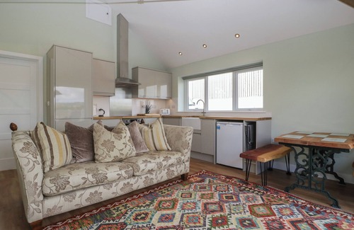 Mere Cottage | DOUBLETREE COTTAGE, pet friendly, with a garden in Mere
