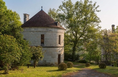 Noyant-de-Touraine Apartment | Dovecote in enclosed estate overlooking Château de brou