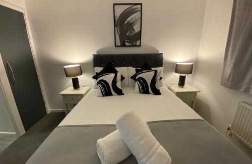 Uttoxeter House | Dovefield House - Modern 3 Bed Home from Home - Alton Towers, Uttoxeter Races
